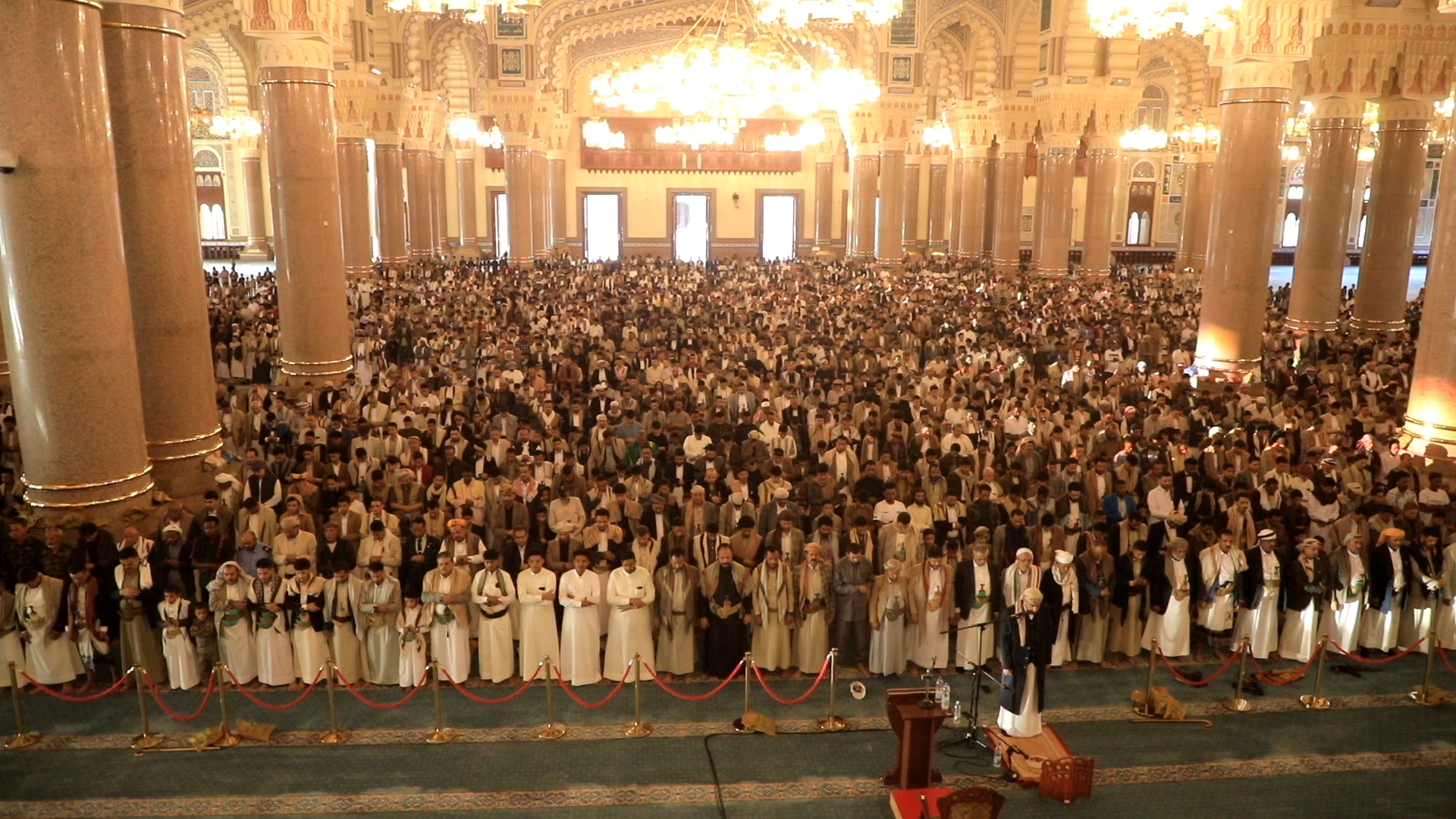 جموع المصلين تؤدي صلاة عيد الأضحى في الجامع الكبير وعدد من المصليات الكبرى بصنعاء