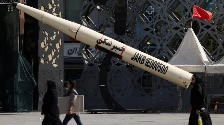 إيران تؤكد عزمها الدفاع عن سيادتها وتُحذر دول الخليج من مشاركة أمريكا في العدوان
